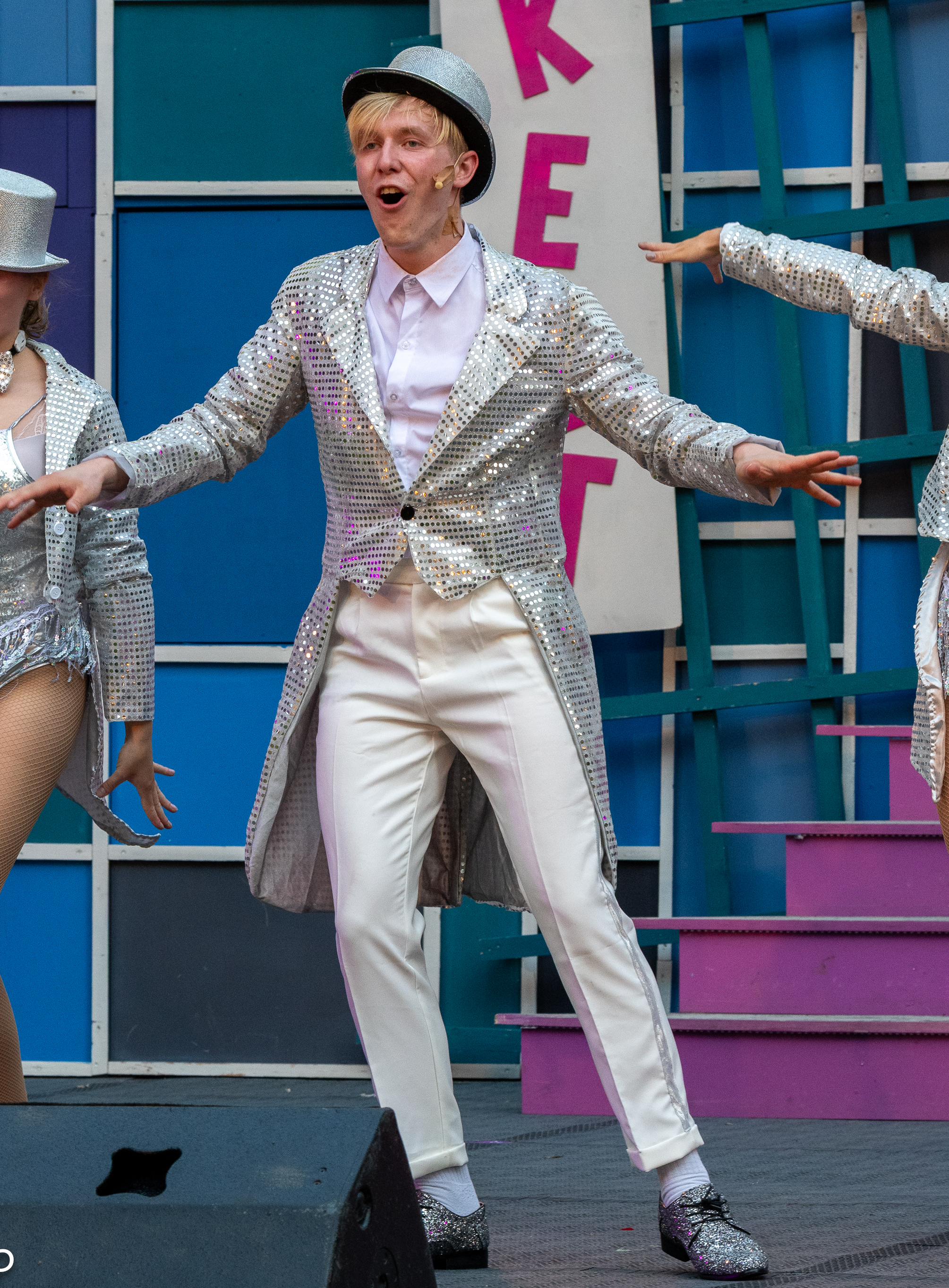 Tänzer auf der Musical-Bühne in Glitzer-Kleidung